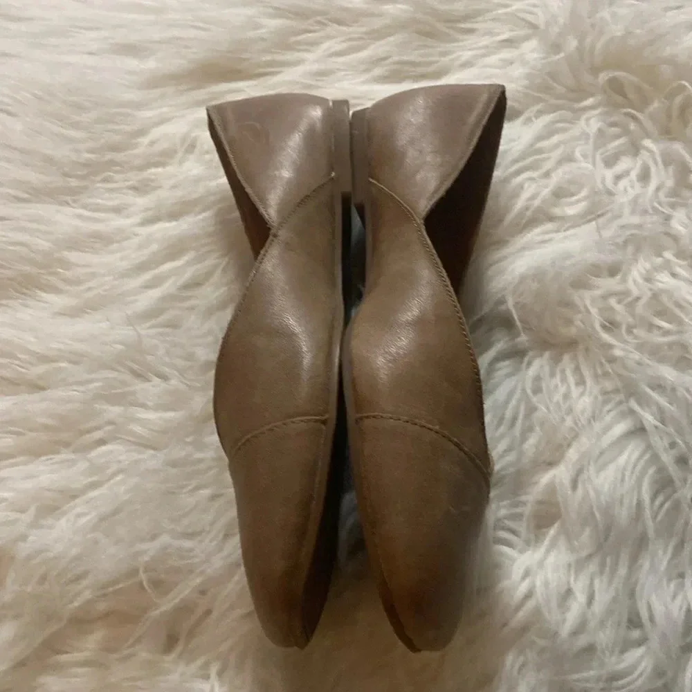 Lucky Brand Size 8.5M NWOT Beige Leather Danyiel Flat